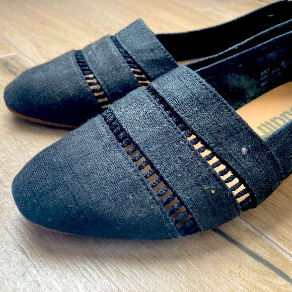 Low-Wedge Canvas Shoe - Picture 2 of 6